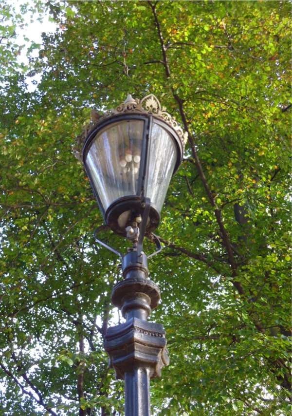1352410571-Gass_lamp_b.jpg