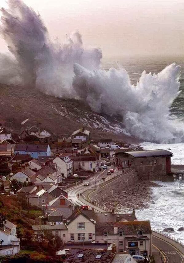 Splash Senen Cove Cornwall 2 Feb 2014.jpg