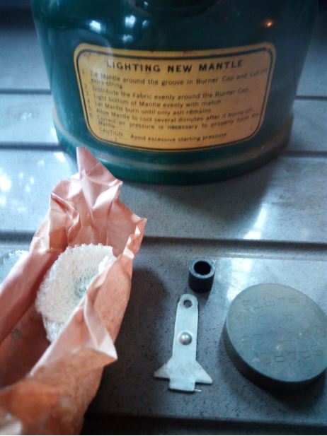 US Milspec 1944 Spare parts with lantern.JPG